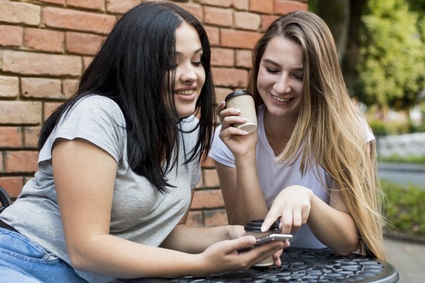 Menyindir seseorang di media sosial bisa memancing orang lain untuk kepo masalahmu.