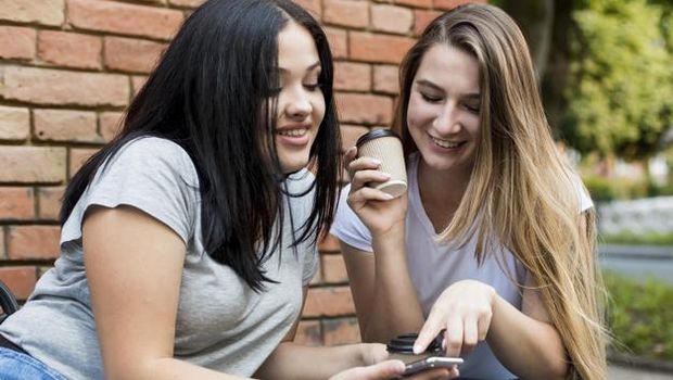 Menyindir seseorang di media sosial bisa memancing orang lain untuk kepo masalahmu.