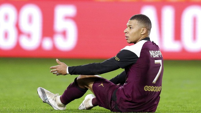 PSGs Kylian Mbappe reacts during the French League One soccer match between Nantes and PSG at Stade de la Beaujoire in Nantes, France, Saturday, Oct. 31, 2020. (AP Photo/David Vincent)
