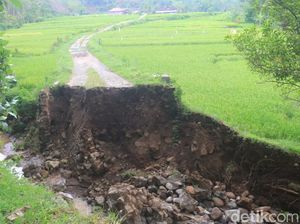 Jembatan di Ponorogo Hanyut Terbawa Air Dampak Hujan Deras
