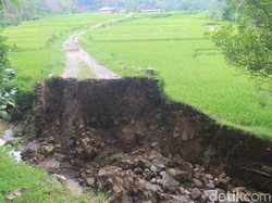 Jembatan di Ponorogo Hanyut Terbawa Air Dampak Hujan Deras
