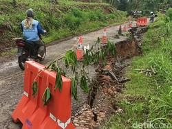Separuh Badan Jalan Alternatif Trenggalek-Ponorogo Longsor