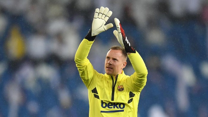 MADRID, SPAIN - MARCH 01: Marc-Andre Ter Stegen of FC Barcelona acknowledges the fans during his warm up prior to the Liga match between Real Madrid CF and FC Barcelona at Estadio Santiago Bernabeu on March 01, 2020 in Madrid, Spain. (Photo by David Ramos/Getty Images)
