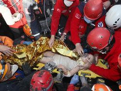 Momen Haru Evakuasi Bocah yang Terjebak 4 Hari Usai Gempa Turki