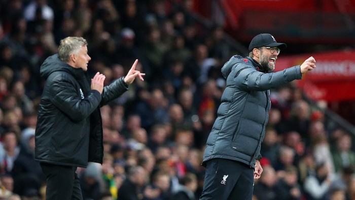 MANCHESTER, ENGLAND - OCTOBER 20:  Ole Gunnar Solskjaer, Manager of Manchester United and Jurgen Klopp, Manager of Liverpool gives their side instructions during the Premier League match between Manchester United and Liverpool FC at Old Trafford on October 20, 2019 in Manchester, United Kingdom. (Photo by Alex Livesey/Getty Images)