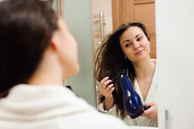 Penggunaan Hairdryer/freepik.com Hairdryer dan catokan adalah dua alat penata rambut yang sering digunakan oleh kaum wanita. Padahal, terlalu sering menggunakan hairdryer dan catokan juga bisa berpengaruh terhadap kesehatan rambut.