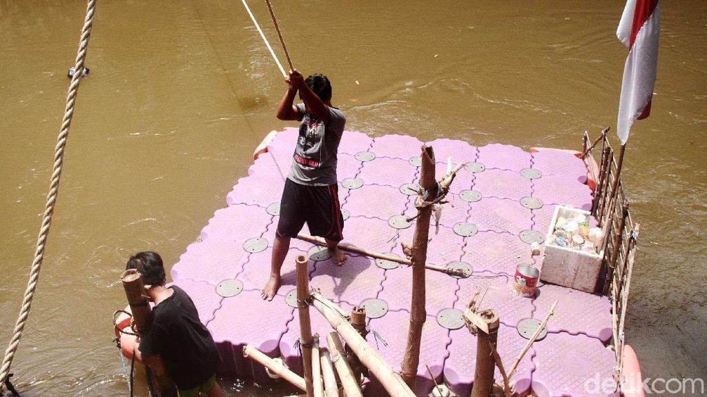 Potret Nahkoda Perahu Eretan Cilik di Sungai Ciliwung