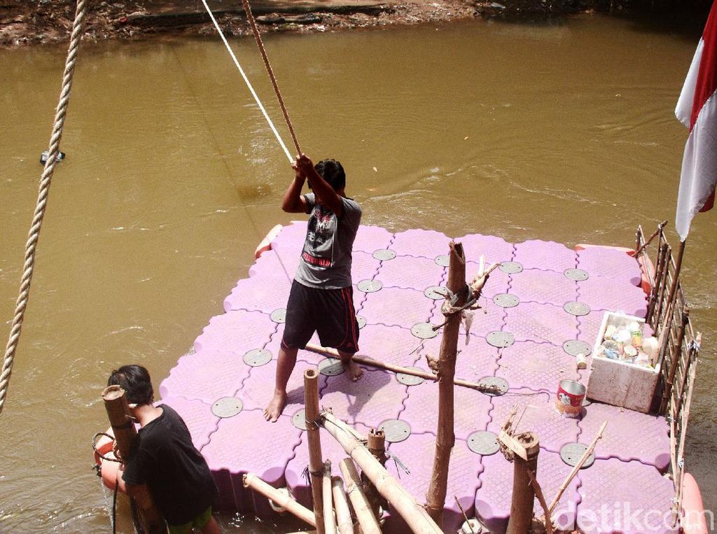 Potret Nahkoda Perahu Eretan Cilik di Sungai Ciliwung Potret Nahkoda Perahu Eretan Cilik di Sungai Ciliwung