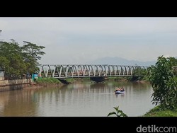 Basarnas Terjunkan 4 Perahu Cari Bocah Hilang Tenggelam di Sungai Citarum