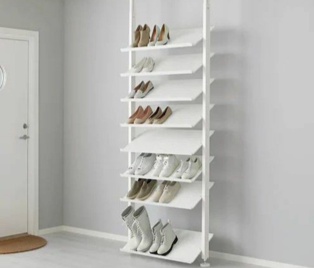 Pilih rak sepatu terbuka berdesain miring/Foto: Pinterest cara merawat dan menyimpan sepatu