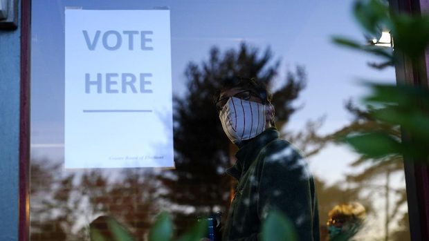 A voter lines up in a polling place to cast a ballot for the 2020 general election in the United States, Tuesday, Nov. 3, 2020, in Springfield, Pa. (AP Photo/Matt Slocum)