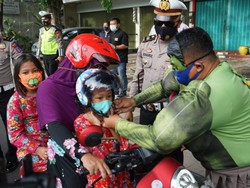 Operasi Zebra Semeru di Gresik, Superhero Bagi Masker dan Helm Gratis