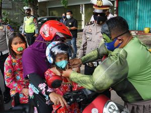Operasi Zebra Semeru di Gresik, Superhero Bagi Masker dan Helm Gratis Operasi Zebra Semeru di Gresik, Superhero Bagi Masker dan Helm Gratis