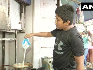 Kisah Remaja 14 Tahun Jualan Teh Demi Bantu Ibunya yang Baru di-PHK