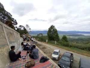 Sedapnya Minum Kopi Kawa di Puncak Khayangan