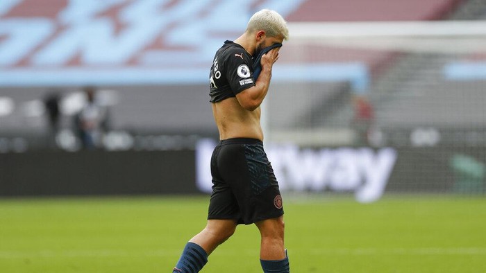 Manchester Citys Sergio Aguero walks off the pitch at half-time during the English Premier League soccer match between West Ham and Manchester City, at the London Olympic Stadium Saturday, Oct. 24, 2020. (Paul Childs, Pool via AP)