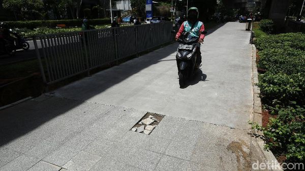 Parah, Sering Dilintasi Pemotor Trotoar Casablanca Rusak