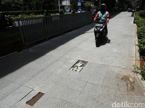Parah, Sering Dilintasi Pemotor Trotoar Casablanca Rusak Parah, Sering Dilintasi Pemotor Trotoar Casablanca Rusak