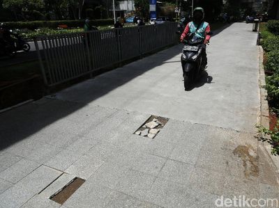 Parah, Sering Dilintasi Pemotor Trotoar Casablanca Rusak