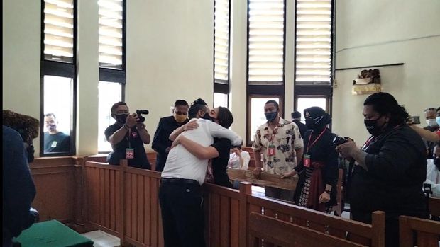 Suasana saat Jerinx SID tiba di ruang sidang PN Denpasar.