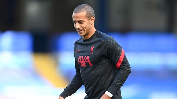 LONDON, ENGLAND - SEPTEMBER 20: Thiago Alcantara of Liverpool warms up prior to the Premier League match between Chelsea and Liverpool at Stamford Bridge on September 20, 2020 in London, England. (Photo by Michael Regan/Getty Images)
