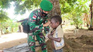 TNI Bagi-bagi Pakaian Layak Pakai di Kampung Kondo Merauke