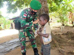 TNI Bagi-bagi Pakaian Layak Pakai di Kampung Kondo Merauke