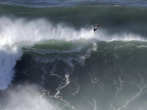 Uji Adrenalin! Berselancar di Gelombang Besar Badai Epsilon Uji Adrenalin! Berselancar di Gelombang Besar Badai Epsilon
