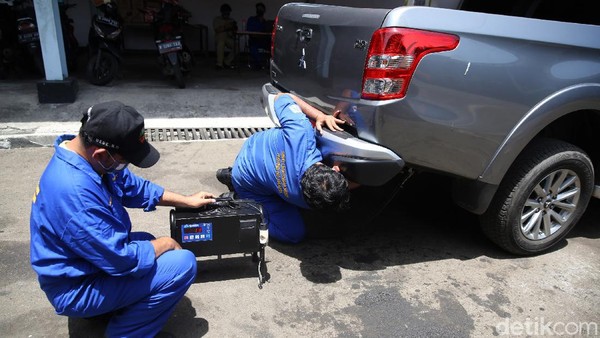 Petugas melakukan uji emisi kendaraan di Kantor Dinas Lingkungan Hidup DKI Jakarta kawasan Kramat Jati, Jakarta, Selasa (3/11/2020). Uji emisi yang diberlakukan secara gratis itu akan rutin digelar setiap Selasa dan Kamis.