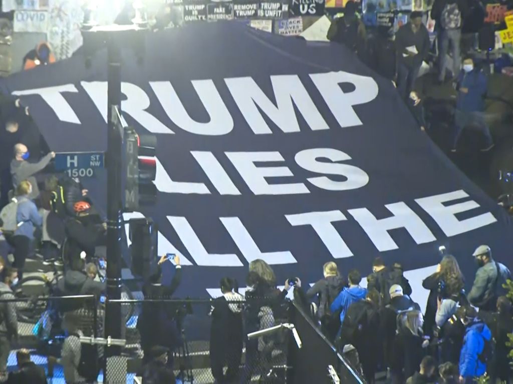 Aksi Protes di BLM Plaza: Trump Selalu Berbohong