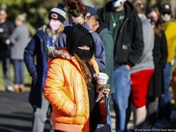 AS Memilih: Warga Antre Sejak Subuh, Saham Global Melonjak