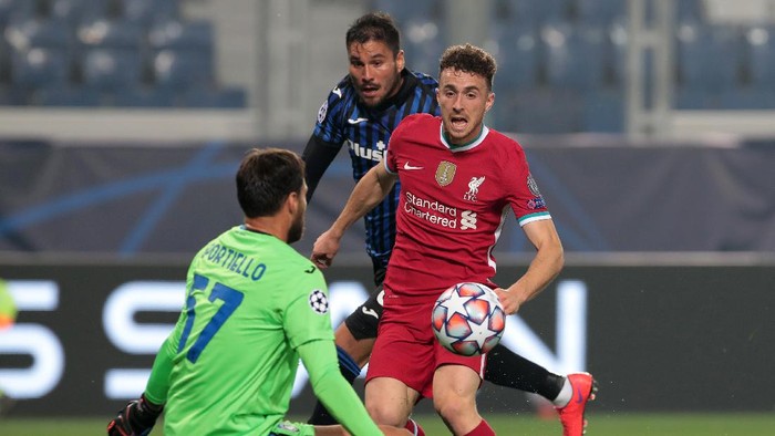 BERGAMO, ITALY - NOVEMBER 03:  Diogo Jota of Liverpool FC scores the opening goal during the UEFA Champions League Group D stage match between Atalanta BC and Liverpool FC at Gewiss Stadium on November 03, 2020 in Bergamo, Italy. (Photo by Emilio Andreoli/Getty Images)
