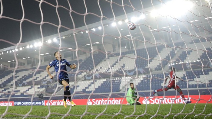 Liverpools Sadio Mane, right, scores a goal against Atalanta during the Champions League, group D soccer match between Atalanta and Liverpool, at the Gewiss Stadium in Bergamo, Italy, Tuesday, Nov. 3, 2020. (AP Photo/Luca Bruno)