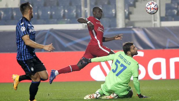 Liverpool's Sadio Mane, center, scores against Atalanta during the Champions League, group D soccer match between Atalanta and Liverpool, at the Gewiss Stadium in Bergamo, Italy, Tuesday, Nov. 3, 2020. (AP Photo/Luca Bruno)