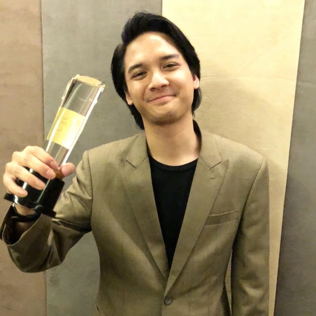 Di tahun yang sama ia juga berhasil memenangkan penghargaan Pemeran Pendukung Pria Terbaik dari Festival Film Tempo.