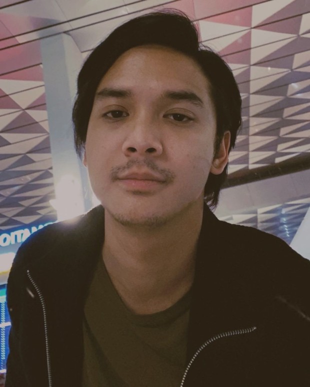 Baskara Mahendra dan Sherina terpaut usia 3 tahun, di mana Baskara lebih muda.