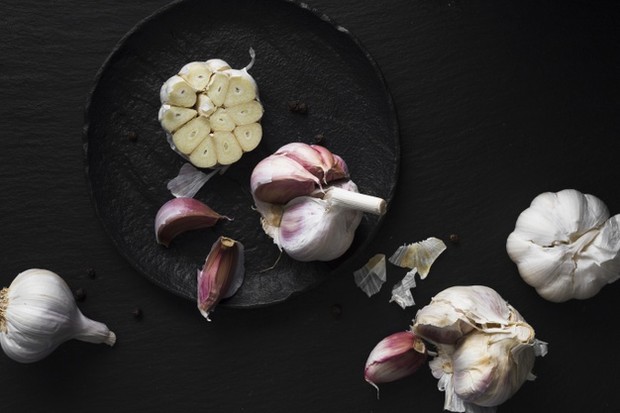 bawang putih dicampur dengan sabun cukup efektif membasmi hama/freepik.com