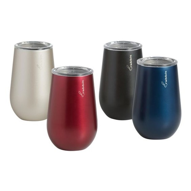 Memilih tempat minum yang anti tumpah akan menghindari air terkena perangkat elektronik.