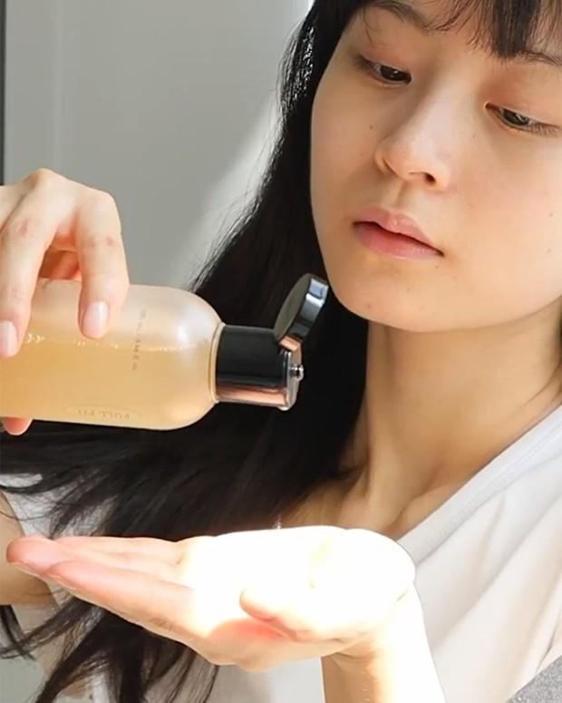 Kelompok Beta Hydroxy Acids (BHA) lebih dikenal sebagai salicylic acid yang bekerja menghilangi komedo, menghilangkan minyak berlebih dan kotoran dengan pengelupasan kulit.