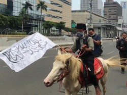 Bocah Berkuda Warnai Demo di Kedubes Prancis