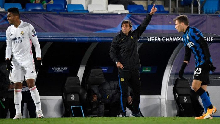 Inter Milans Italian coach Antonio Conte gestures during the UEFA Champions League group B football match between Real Madrid and Inter Milan at the Alfredo di Stefano stadium in Valdebebas, on the outskirts of Madrid, on November 3, 2020. (Photo by PIERRE-PHILIPPE MARCOU / AFP)