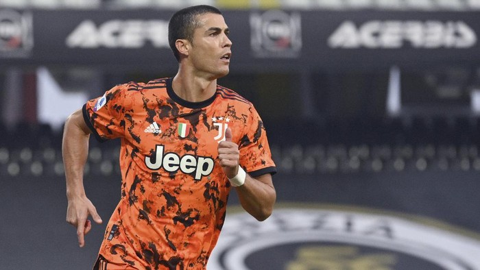 Juventus Cristiano Ronaldo celebrates after scoring on a penalty his sides fourth goal, during the Serie A soccer match between Spezia and Juventus, at the Dino Manuzzi Stadium in Cesena, Italy, Sunday, Nov. 1, 2020. (Massimo Paolone/LaPresse via AP)