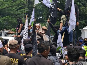 Demonstran di Sukabumi Kecam Macron dan Serukan Boikot Produk Prancis