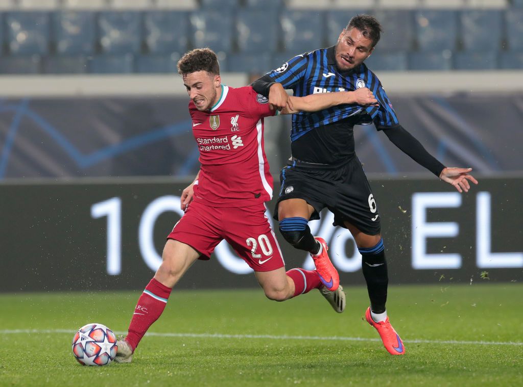 BERGAMO, ITALY - NOVEMBER 03:  Diogo Jota of Liverpool FC competes for the ball with Jose Palomino of Atalanta BC during the UEFA Champions League Group D stage match between Atalanta BC and Liverpool FC at Gewiss Stadium on November 03, 2020 in Bergamo, Italy. (Photo by Emilio Andreoli/Getty Images)