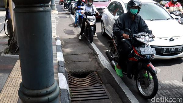 Duh, Besi Penutup Saluran Air di Bandung Rusak dan Tak Terawat