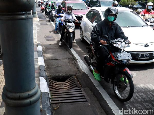 Duh, Besi Penutup Saluran Air di Bandung Rusak dan Tak Terawat