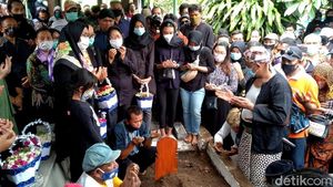 Duka Selimuti Proses Pemakaman Ki Seno di Yogyakarta
