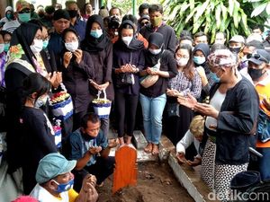 Duka Selimuti Proses Pemakaman Ki Seno di Yogyakarta Duka Selimuti Proses Pemakaman Ki Seno di Yogyakarta