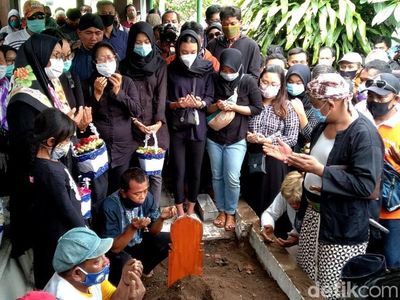 Duka Selimuti Proses Pemakaman Ki Seno di Yogyakarta