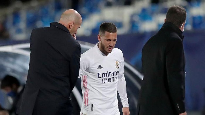 MADRID, SPAIN - NOVEMBER 03: Eden Hazard of Real Madrid speaks with Zinedine Zidane, Head Coach of Real Madrid as he leaves the pitch during the UEFA Champions League Group B stage match between Real Madrid and FC Internazionale at Estadio Alfredo Di Stefano on November 03, 2020 in Madrid, Spain. Football Stadiums around Europe remain empty due to the Coronavirus Pandemic as Government social distancing laws prohibit fans inside venues resulting in fixtures being played behind closed doors. (Photo by Gonzalo Arroyo Moreno/Getty Images)